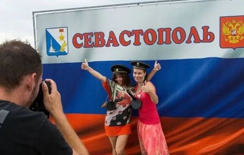 У Севастополі окупант ударив дівчину ногою в обличчя за відмову танцювати лезгинку